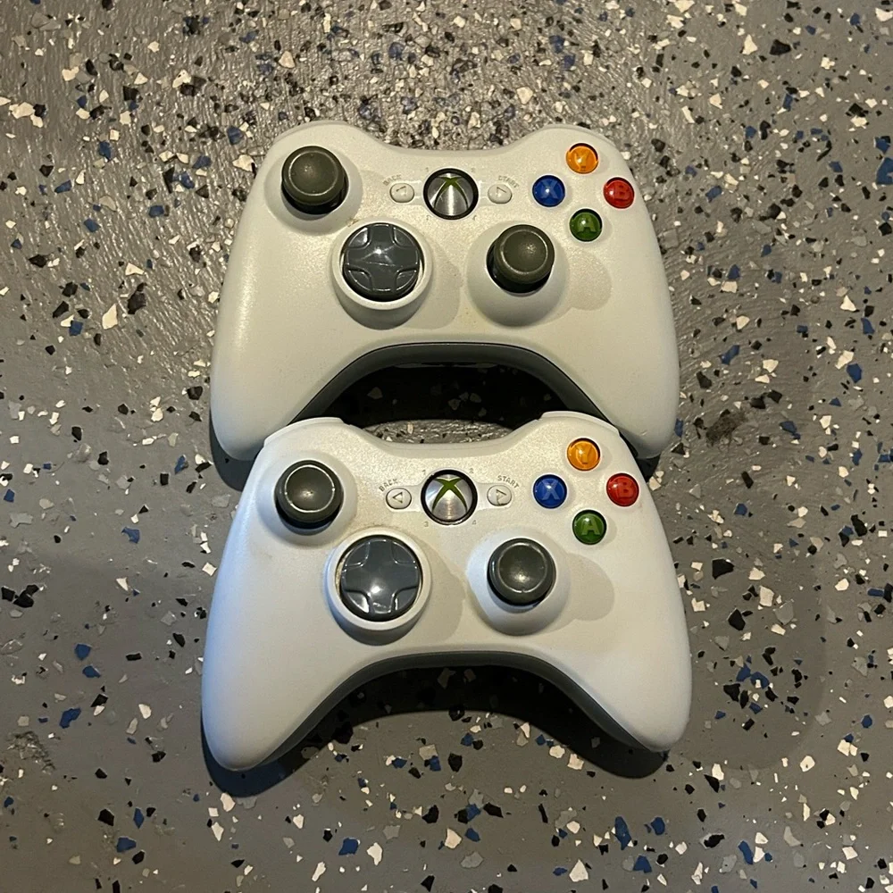 XBOX 360 + 4 Games + 2 Controllers (Used) 250 GB HDD